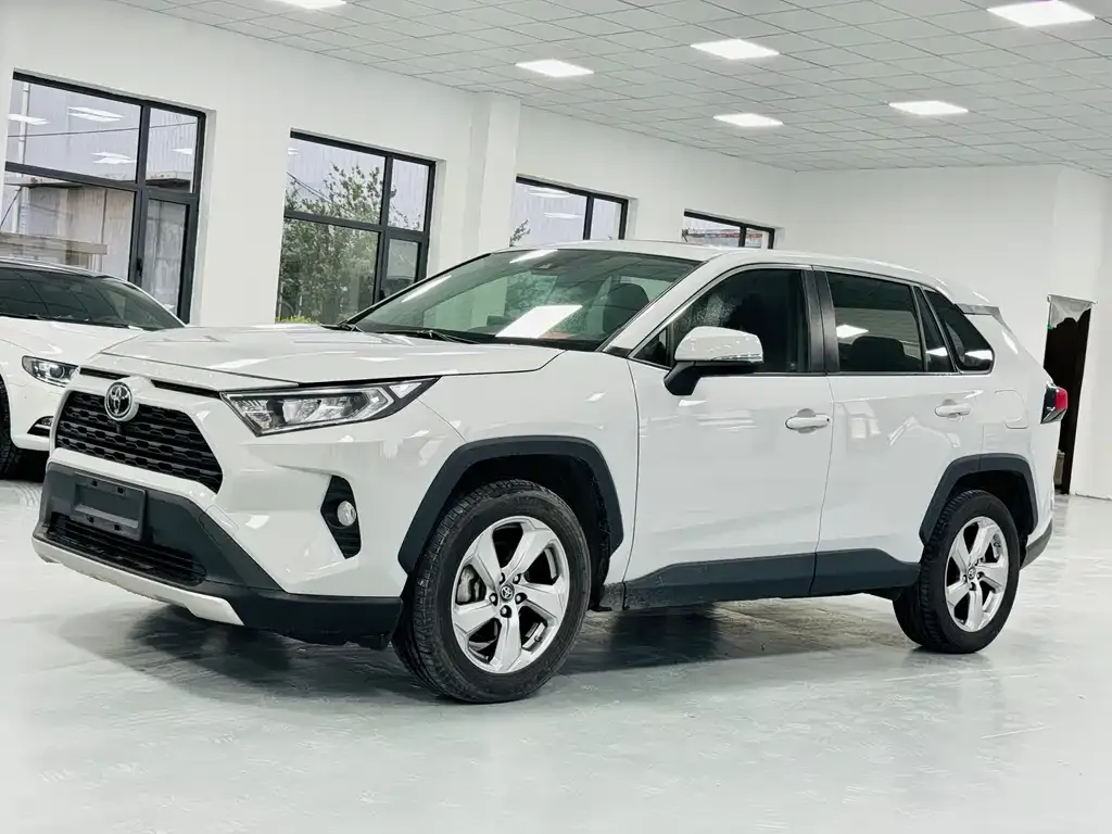 Toyota RAV4 — фото 1