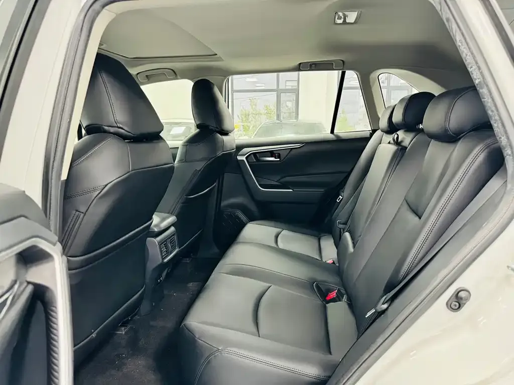 Toyota RAV4 — фото 4