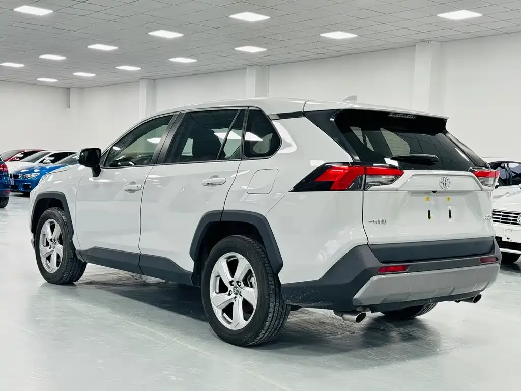 Toyota RAV4 — фото 9