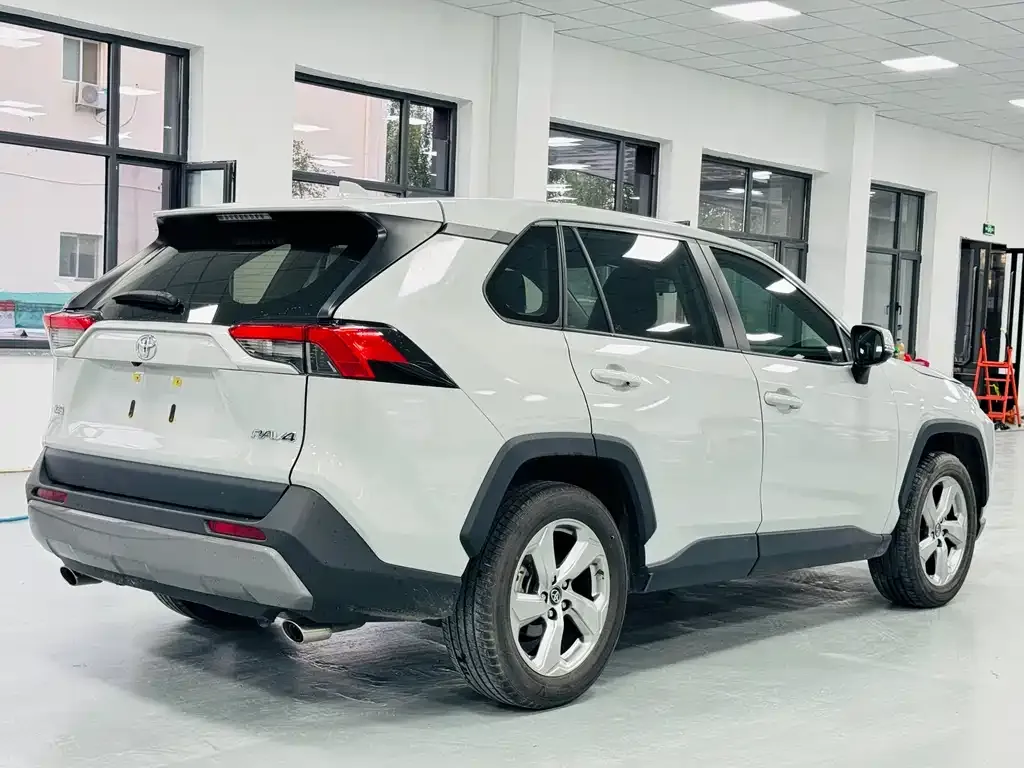 Toyota RAV4 — фото 5