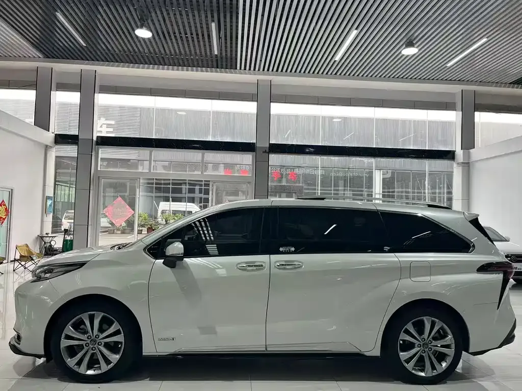 Toyota Sienna — фото 2