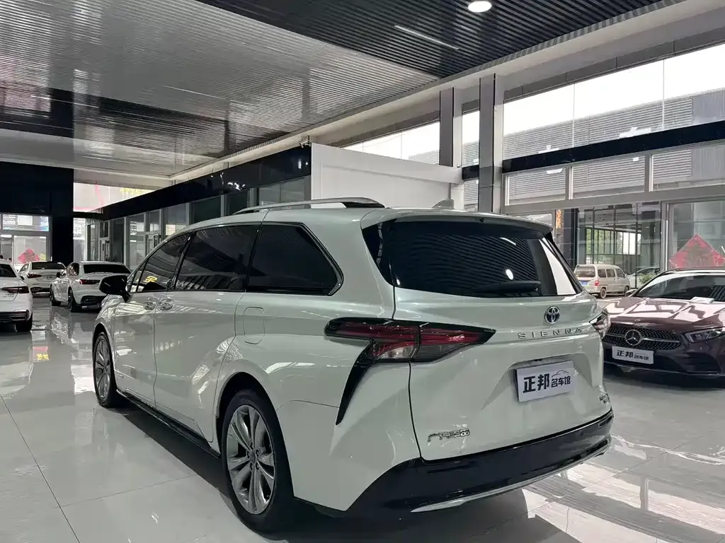 Toyota Sienna — фото 6