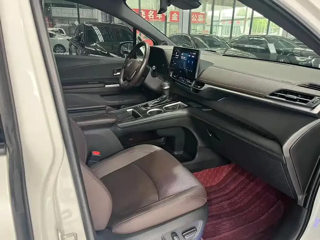 Toyota Sienna — фото 10