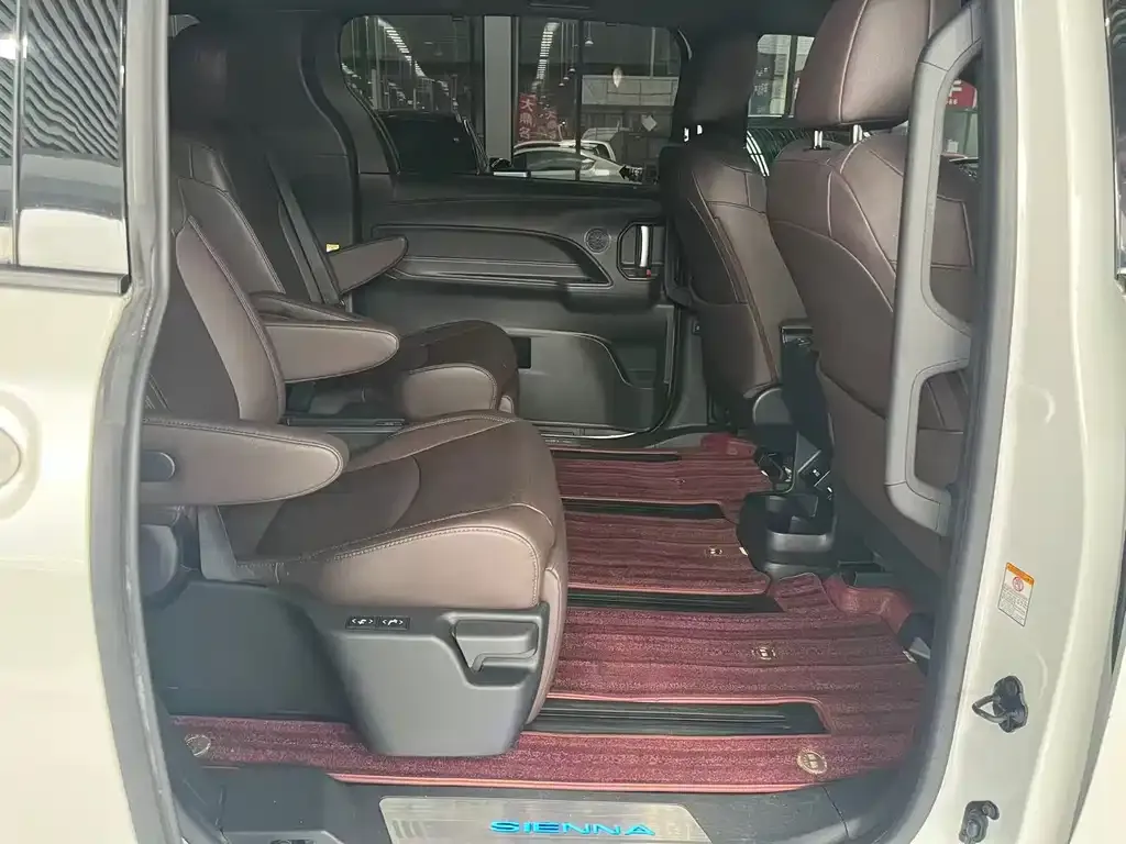 Toyota Sienna — фото 3