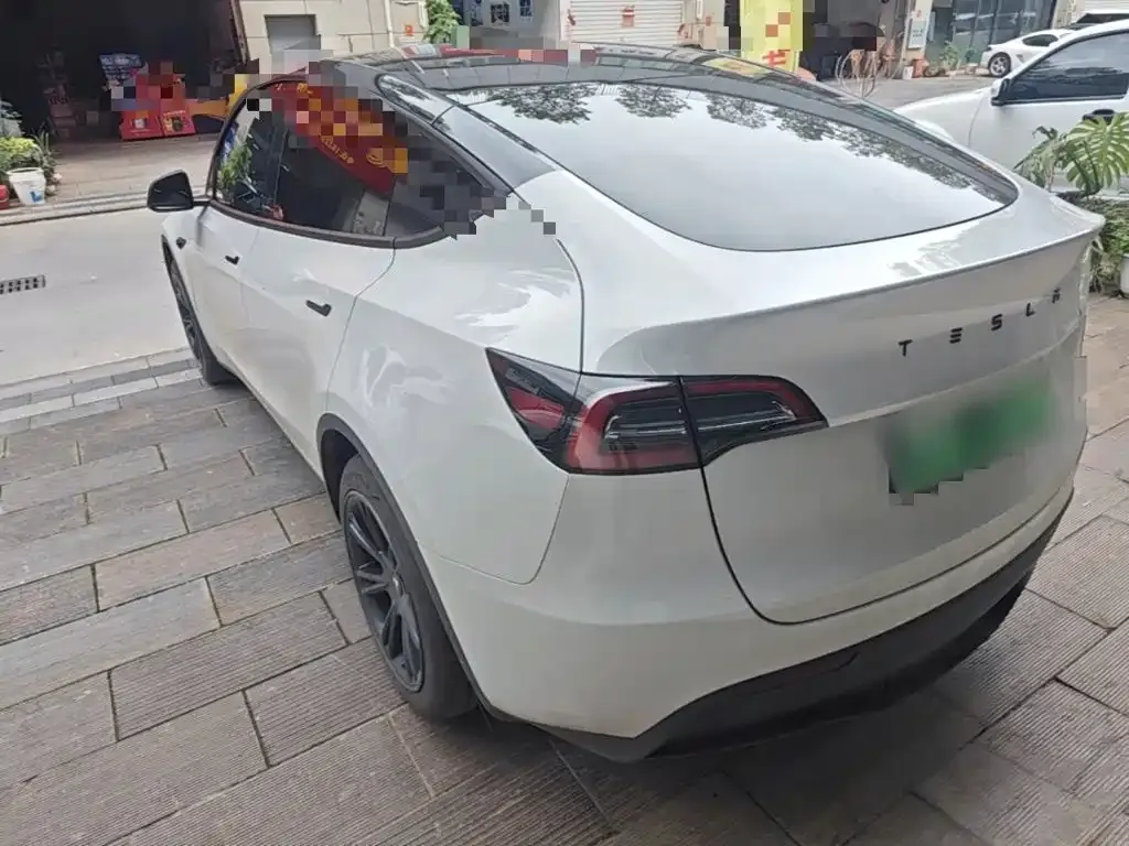 Tesla Model Y — фото 10