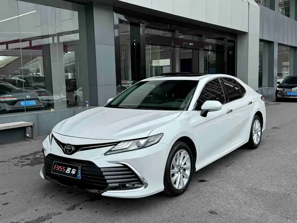 Toyota Camry — фото 1