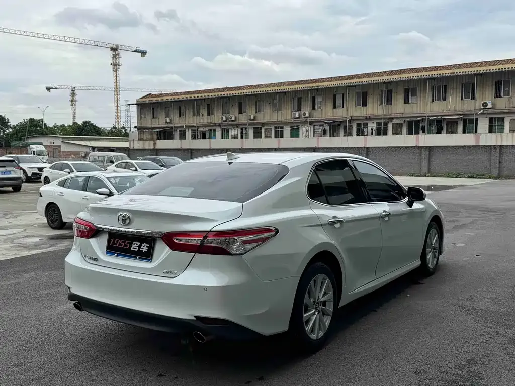 Toyota Camry — фото 2
