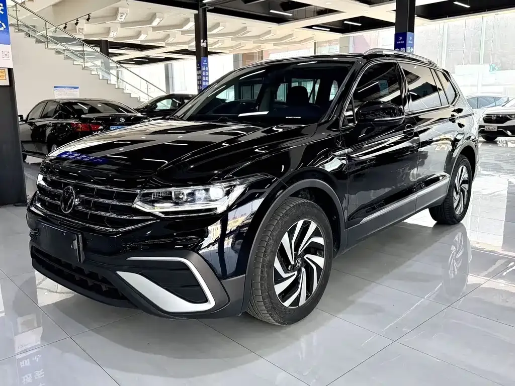 Volkswagen Tiguan L — фото 1