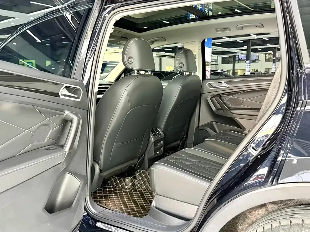 Volkswagen Tiguan L — фото 10