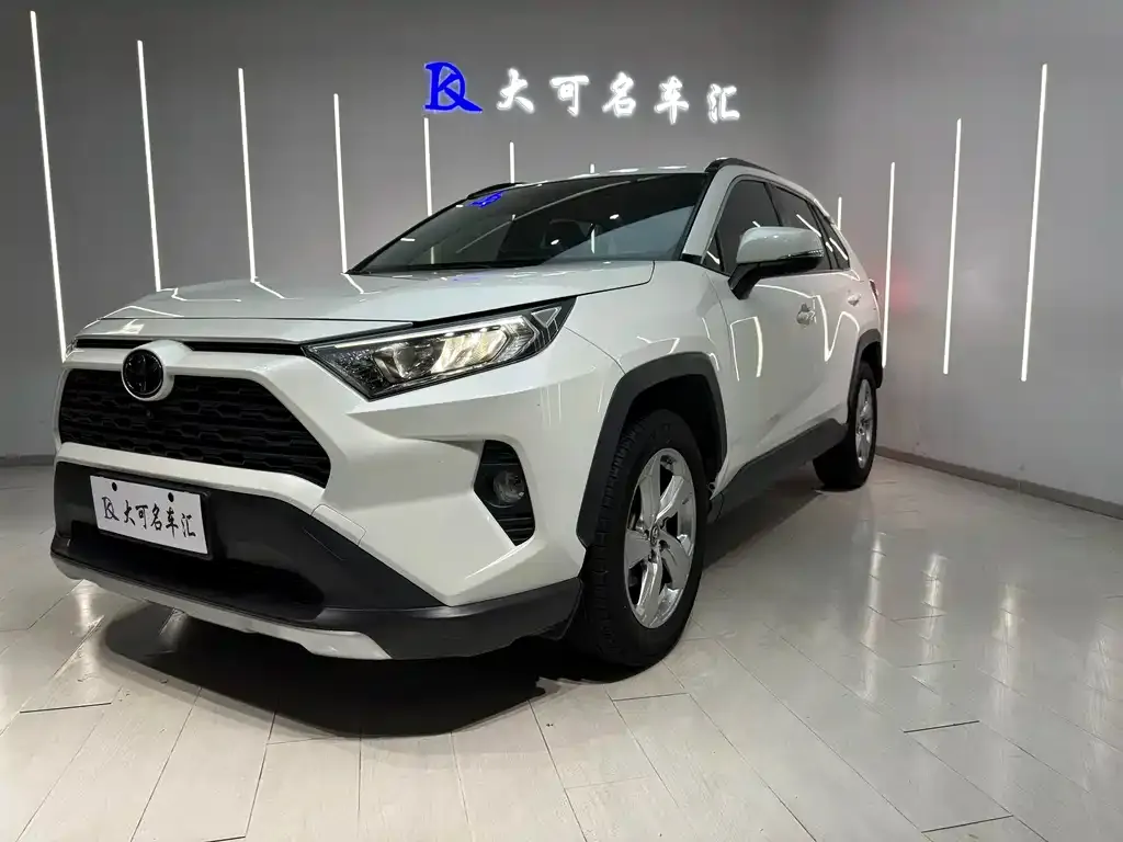 Toyota RAV4 — фото 1