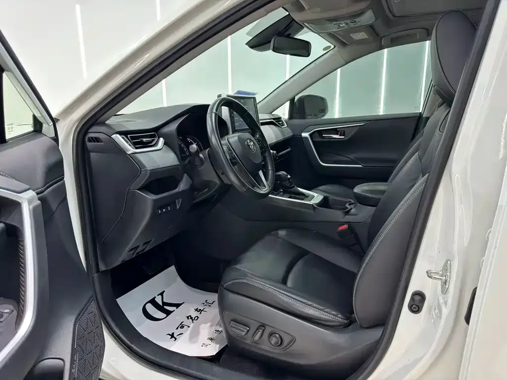 Toyota RAV4 — фото 10