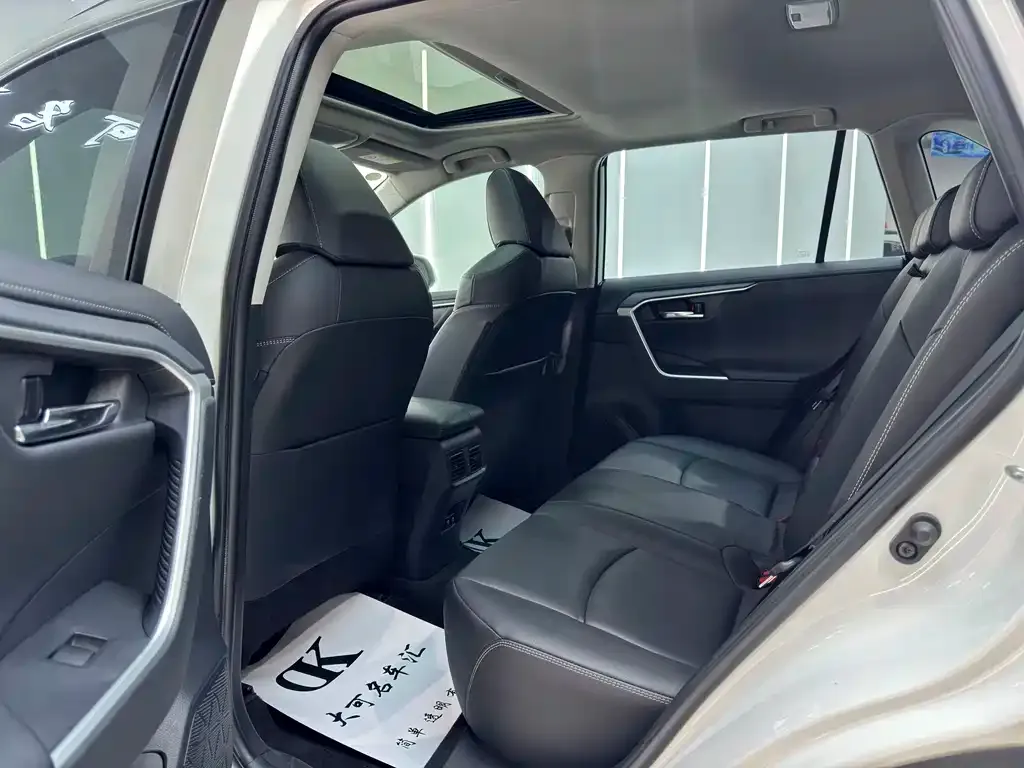 Toyota RAV4 — фото 7