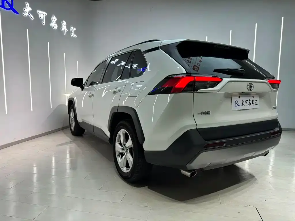 Toyota RAV4 — фото 9