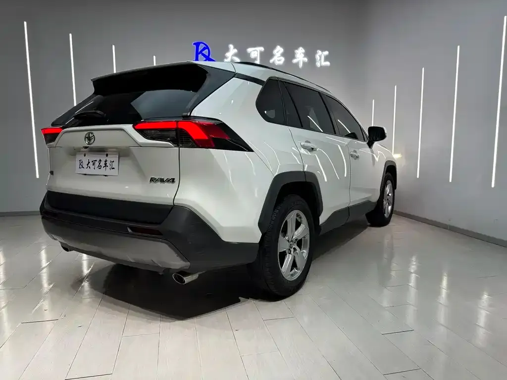 Toyota RAV4 — фото 6