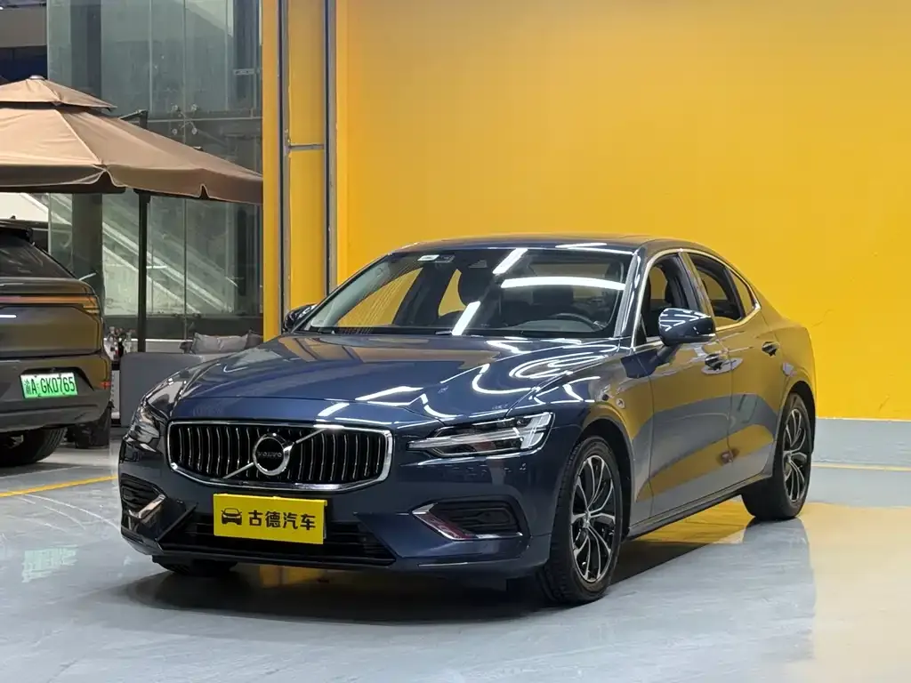 Volvo S60 — фото 1