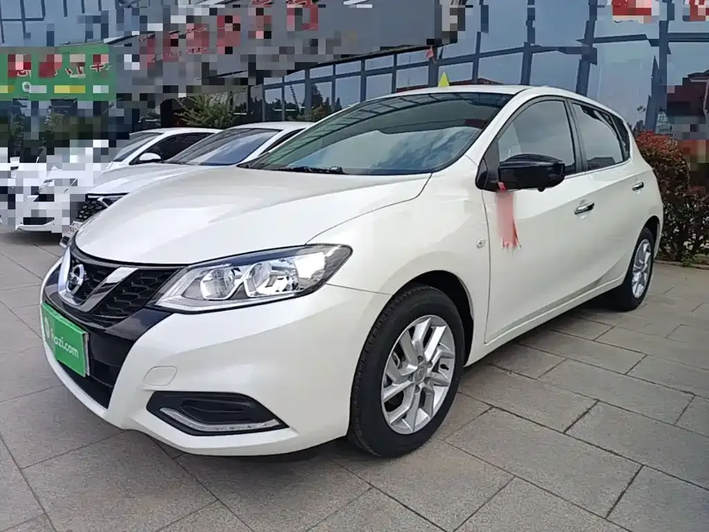 Nissan Tiida — фото 1