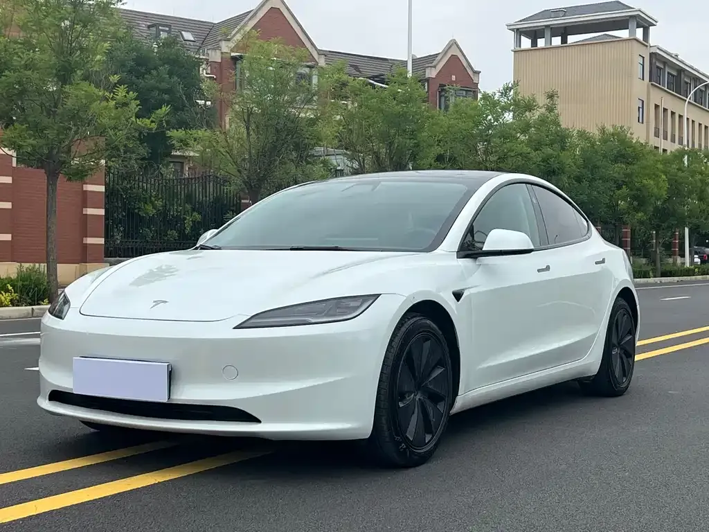 Tesla Model 3 — фото 1