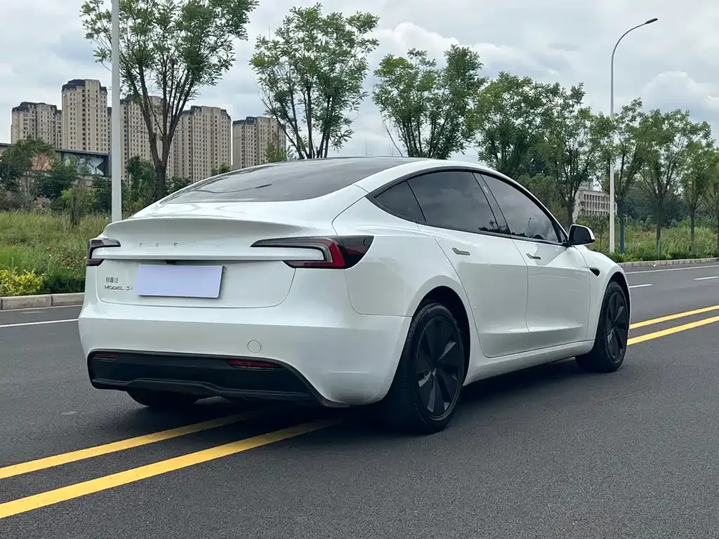 Tesla Model 3 — фото 9