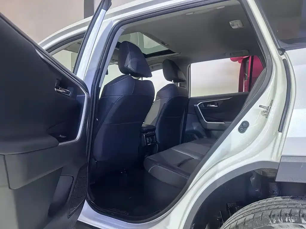 Toyota RAV4 — фото 6