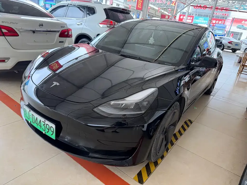 Tesla Model 3 — фото 1