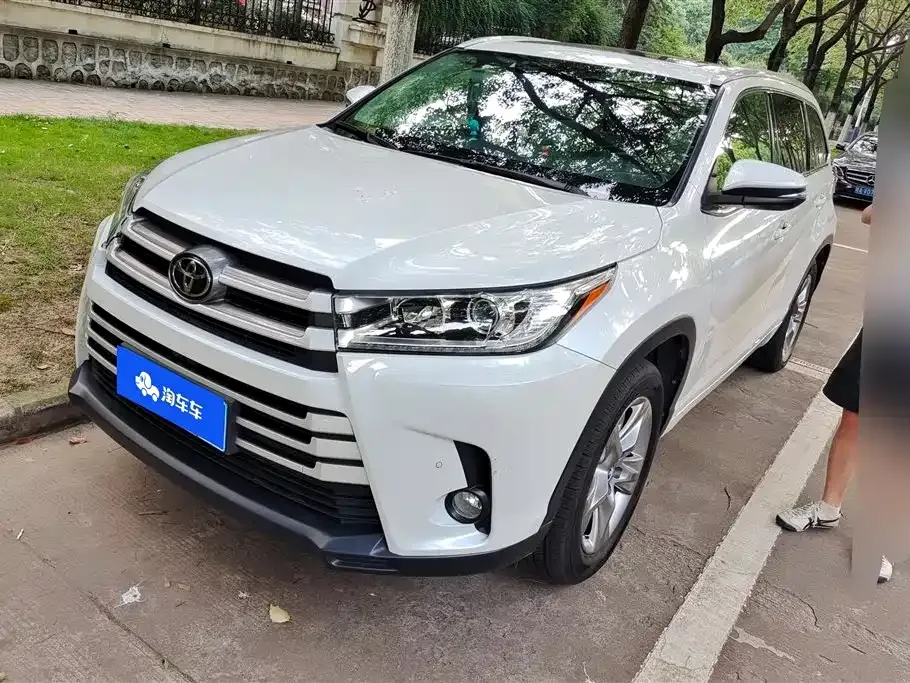 Toyota Highlander — фото 1