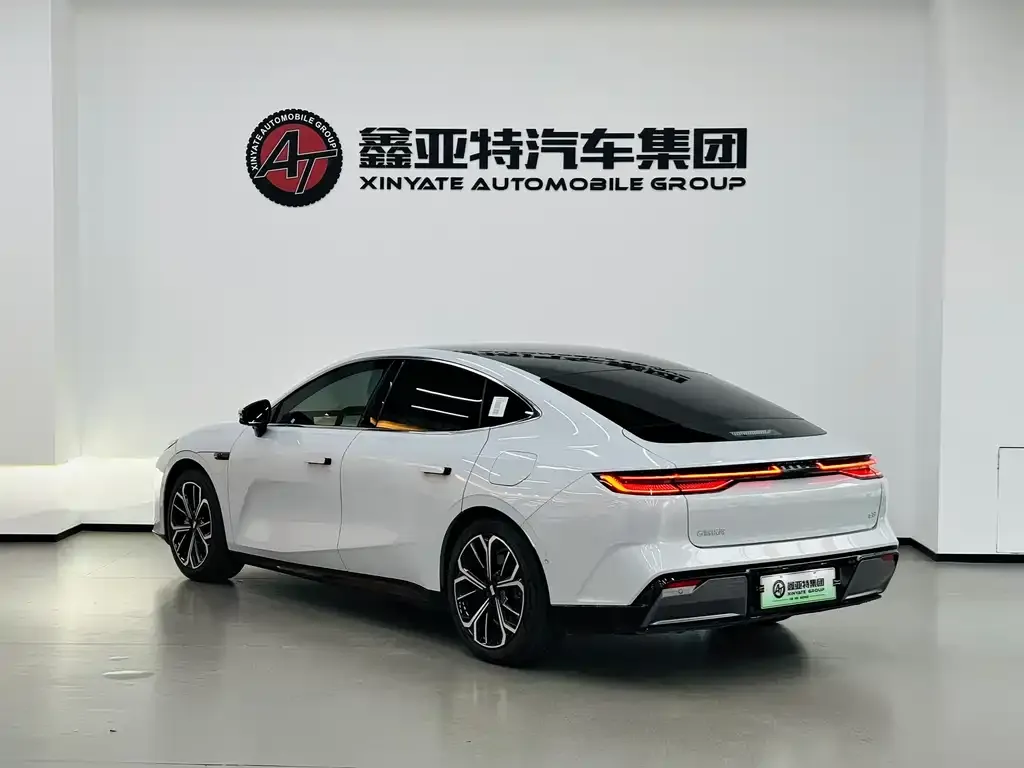 Geely Galaxy E8 — фото 7