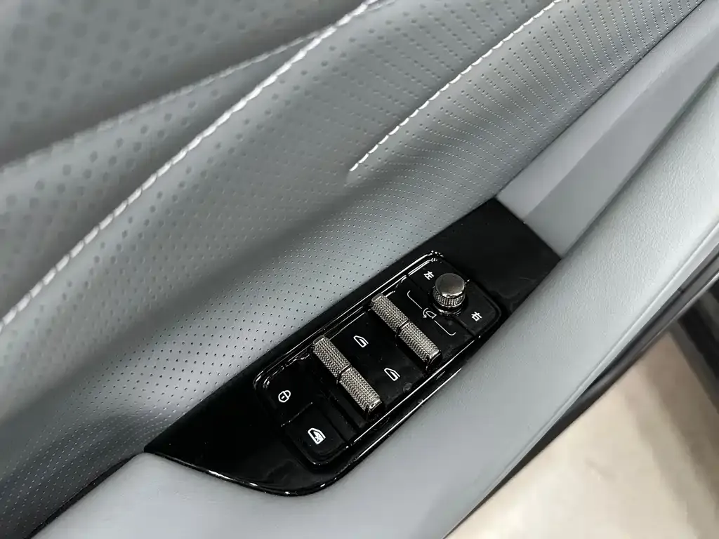 Geely Galaxy E8 — фото 5