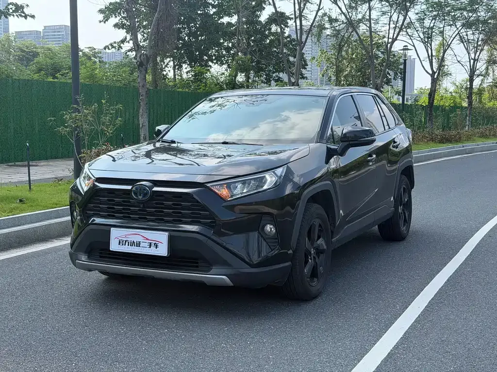 Toyota RAV4 — фото 1