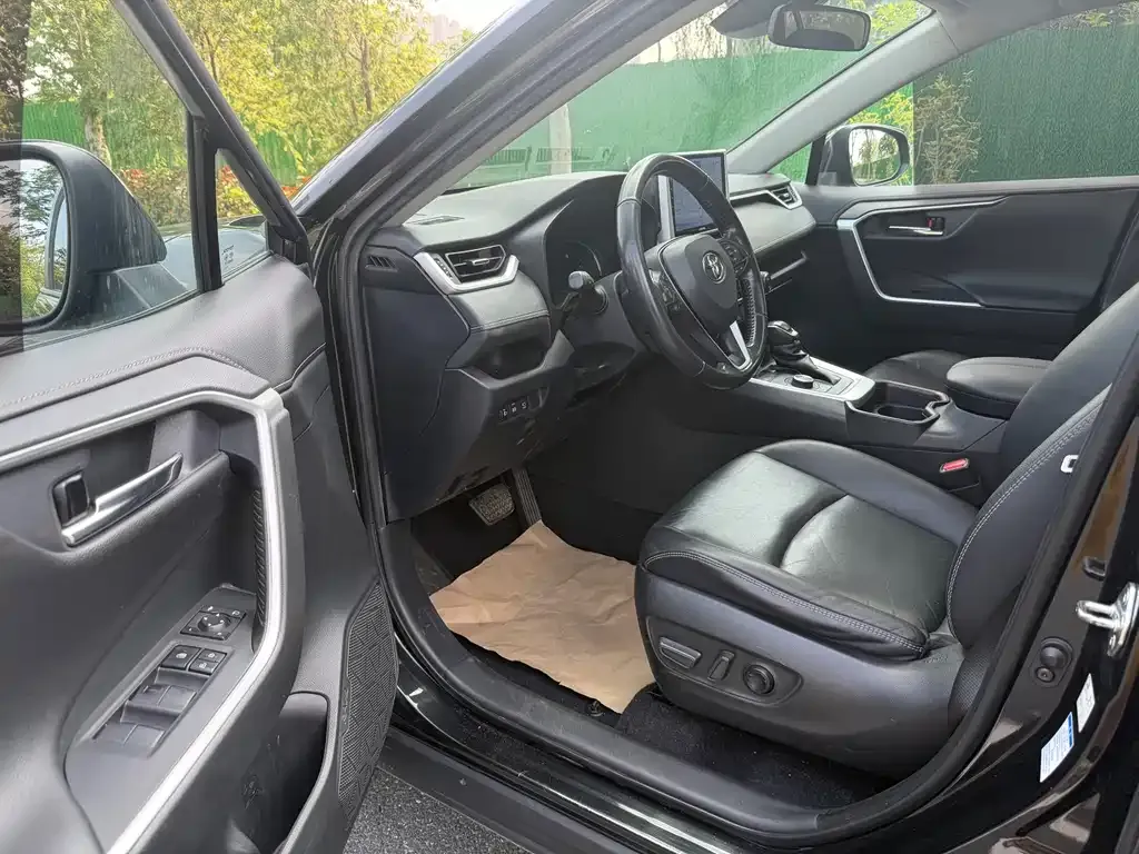 Toyota RAV4 — фото 7