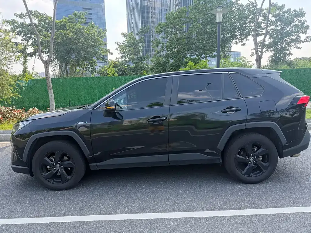 Toyota RAV4 — фото 8