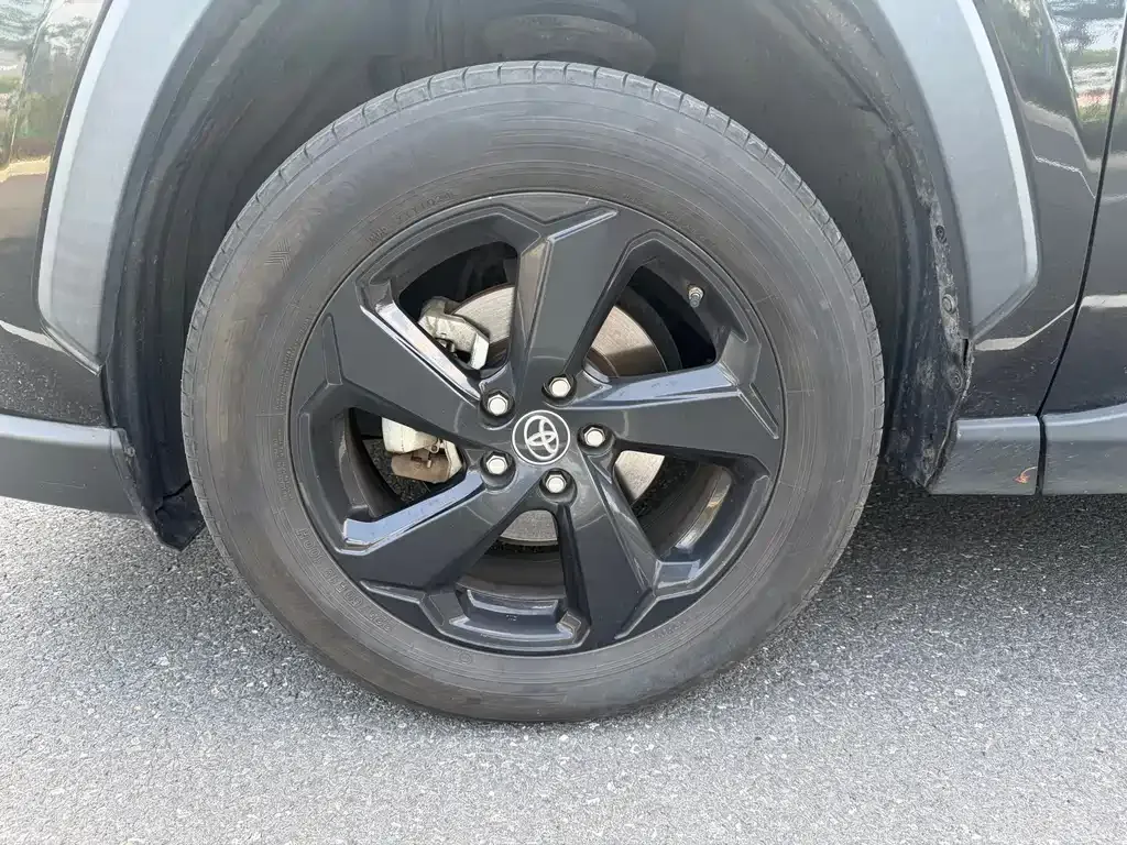 Toyota RAV4 — фото 3