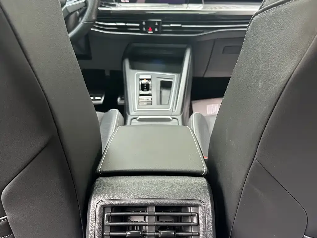 Volkswagen Golf 2023 из CN, фото 2