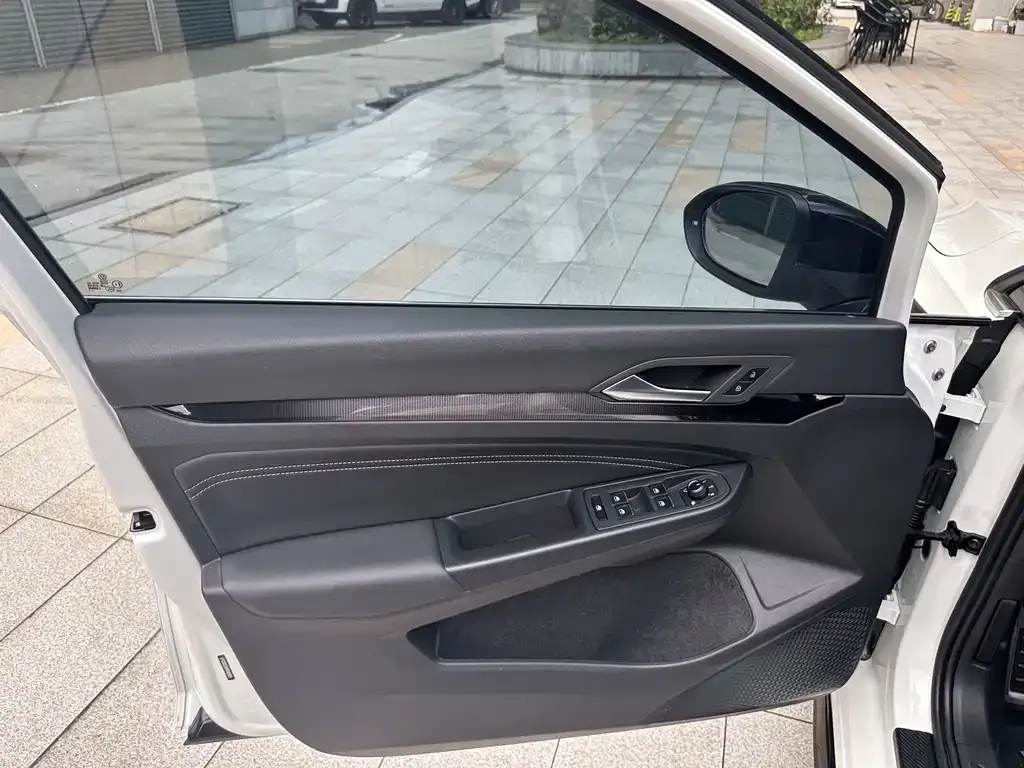 Volkswagen Golf 2023 из CN, фото 8