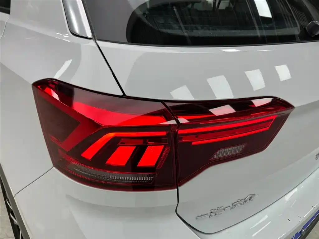 Volkswagen T-Roc — фото 2