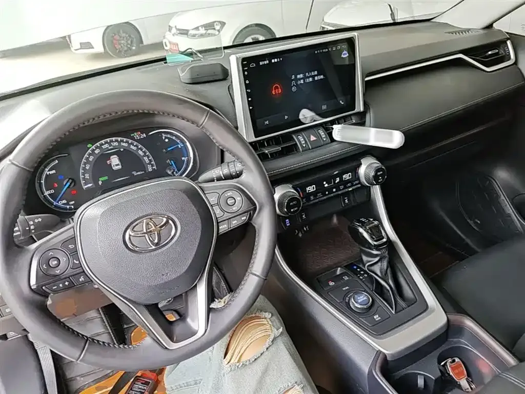Toyota RAV4 — фото 5