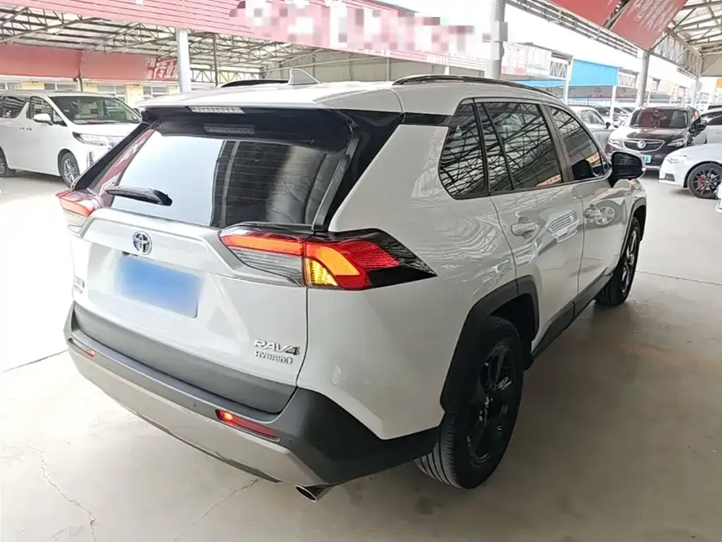 Toyota RAV4 — фото 8