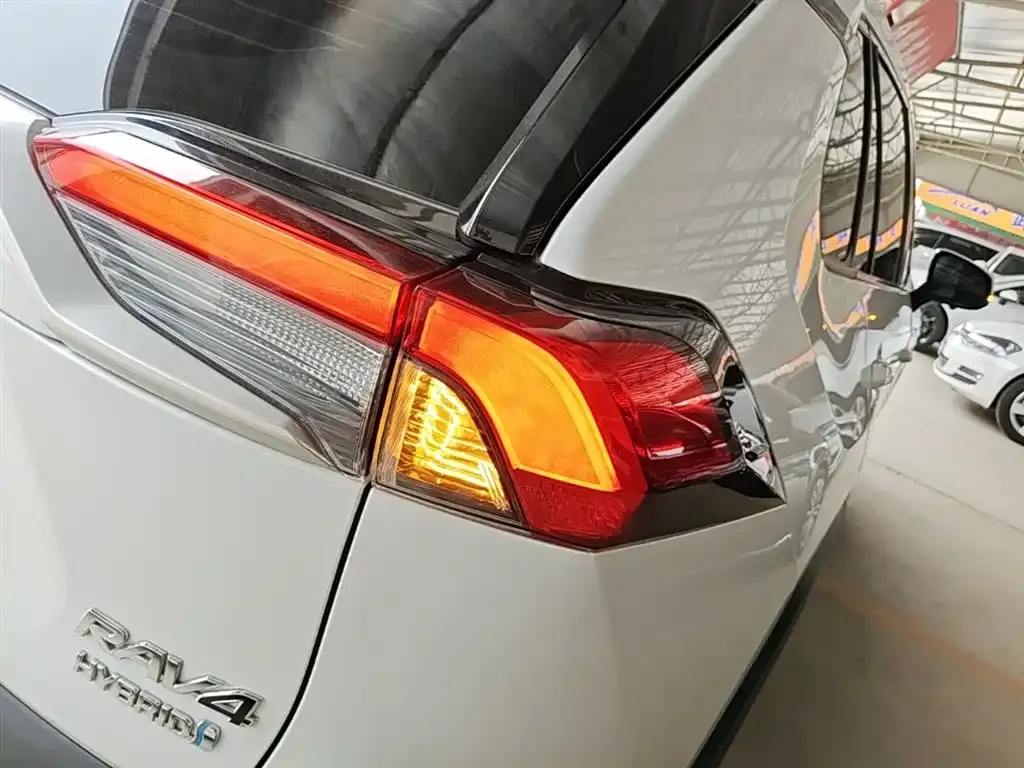 Toyota RAV4 — фото 10