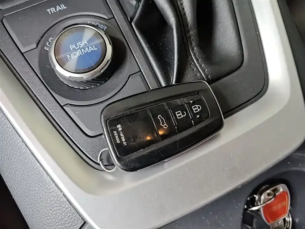Toyota RAV4 — фото 7