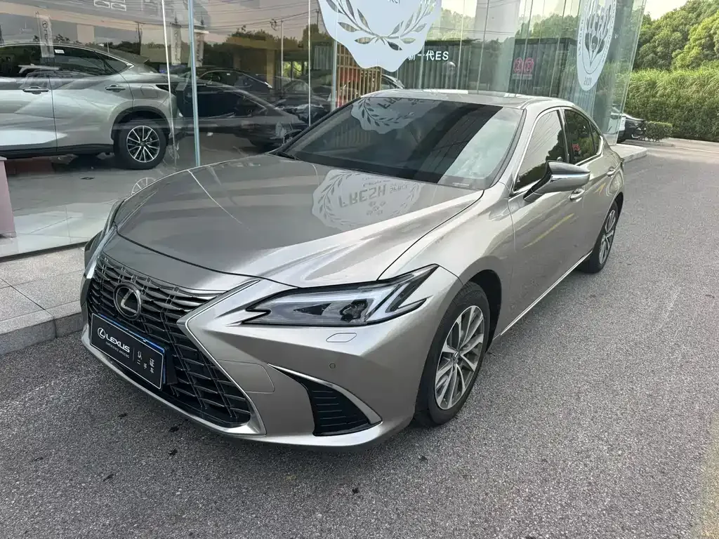 Lexus ES — фото 1
