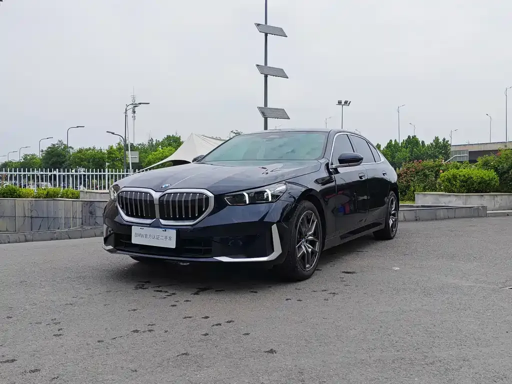 BMW 5 Series — фото 1