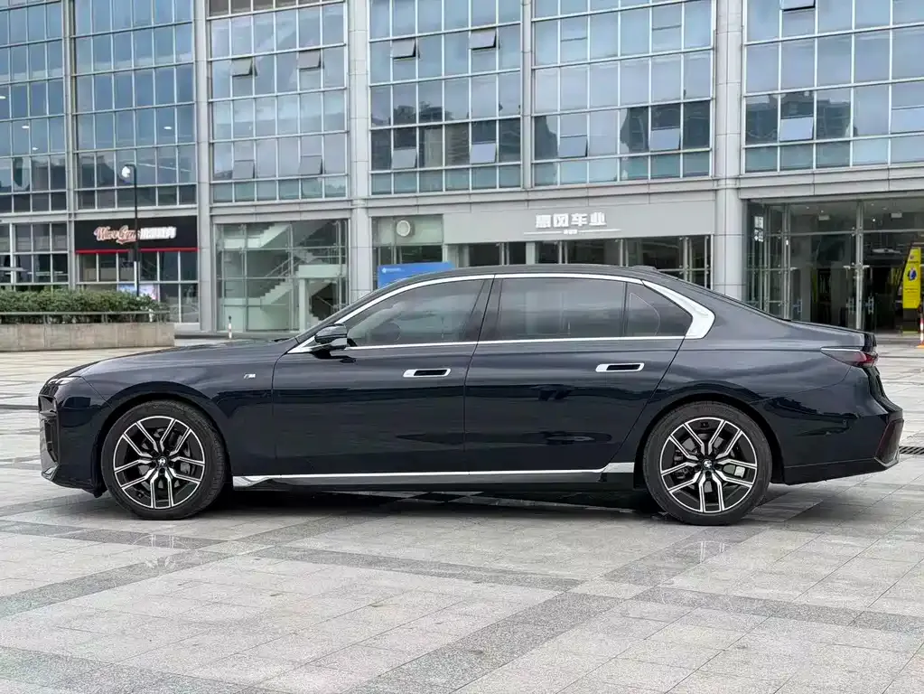 BMW 7 Series — фото 6