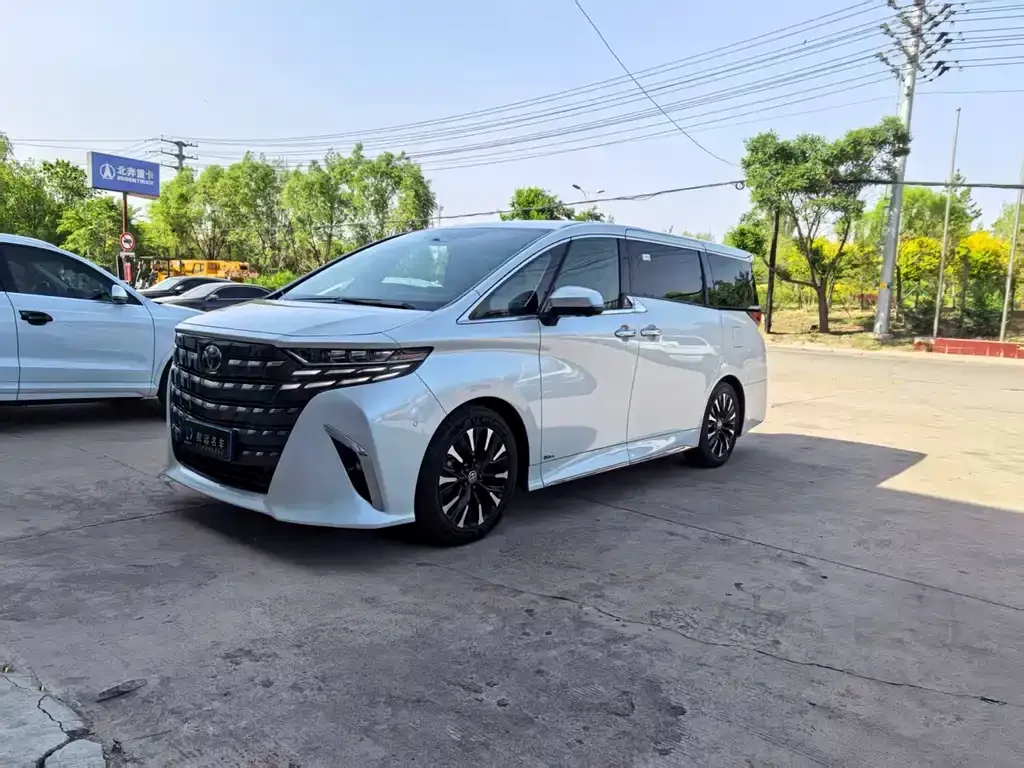 Toyota Alphard — фото 1