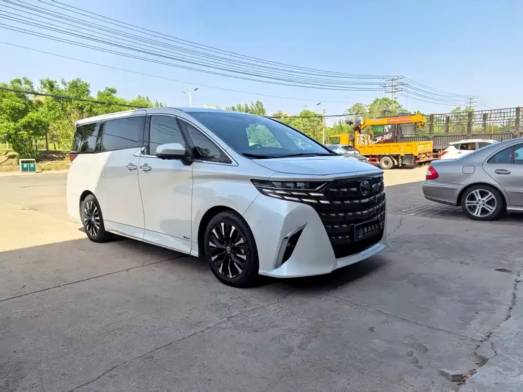 Toyota Alphard — фото 9