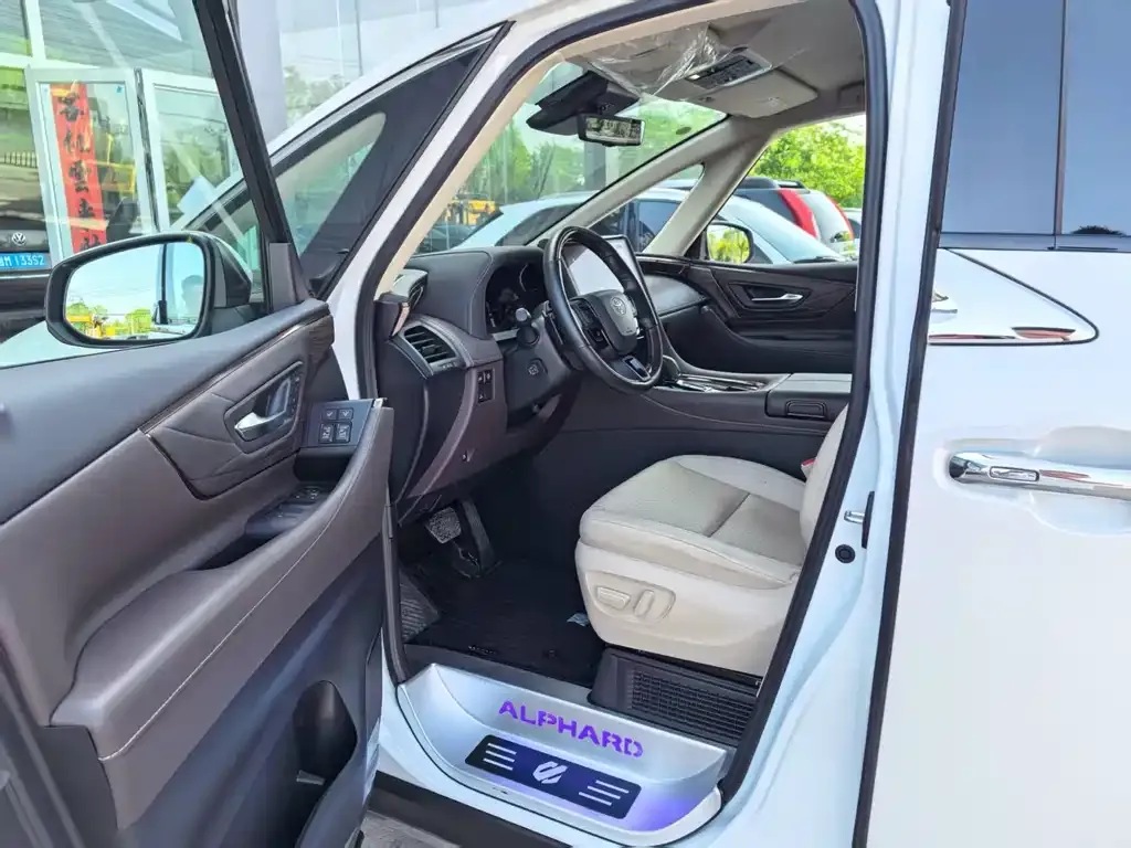 Toyota Alphard — фото 6