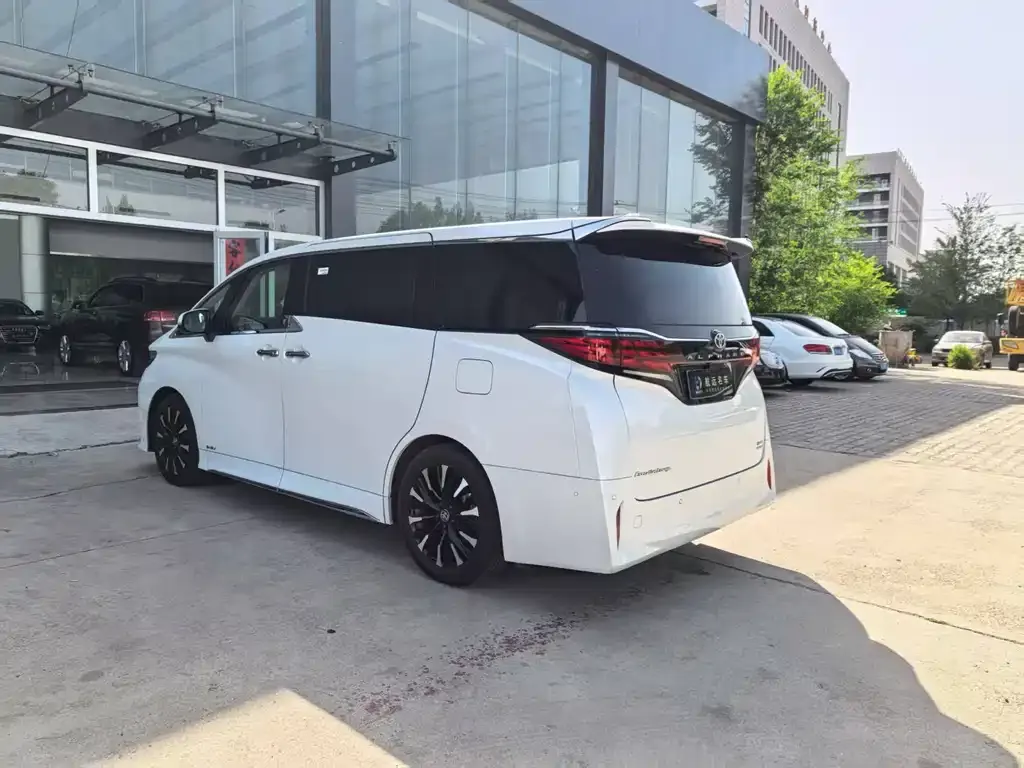 Toyota Alphard — фото 4