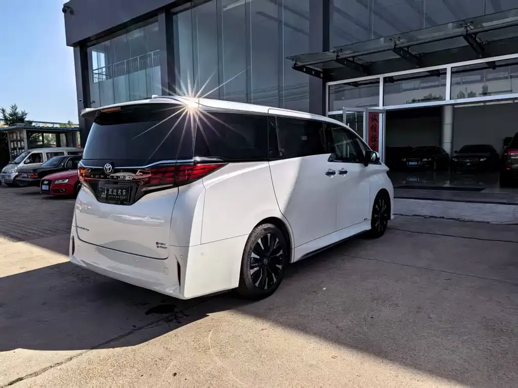 Toyota Alphard — фото 3