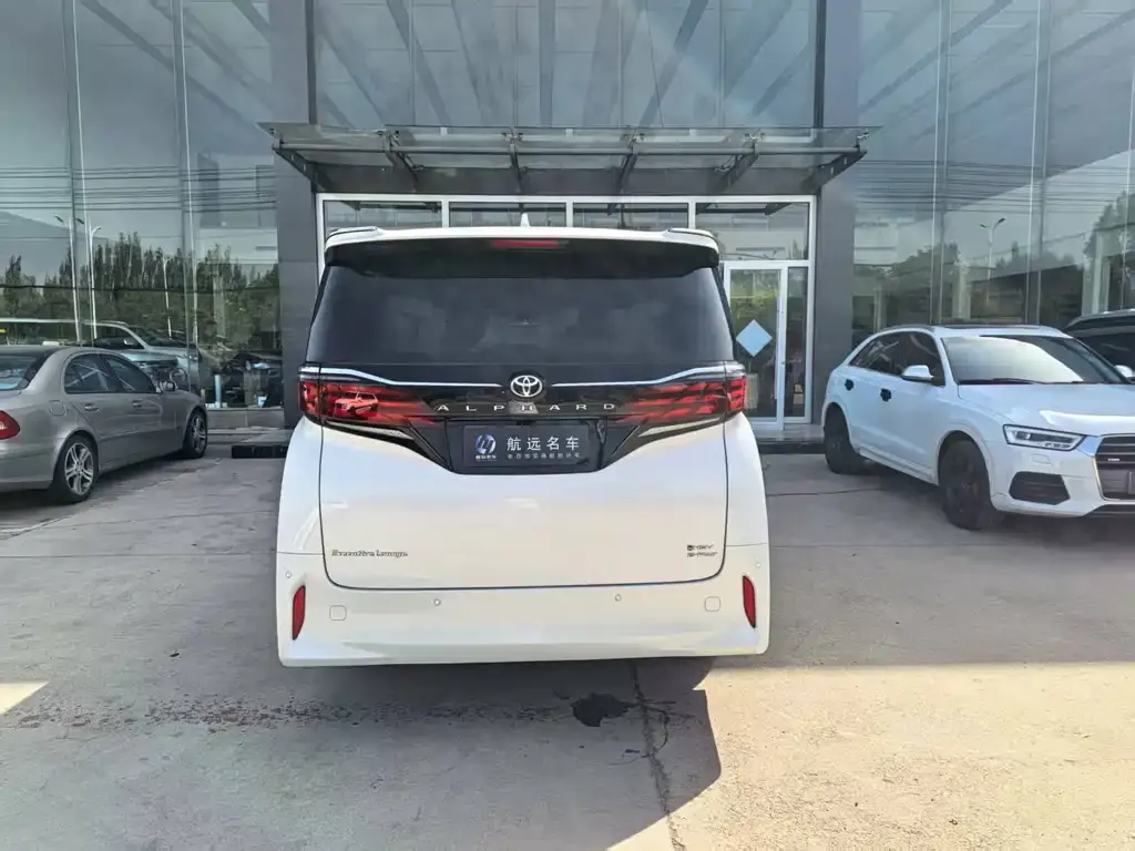 Toyota Alphard — фото 5