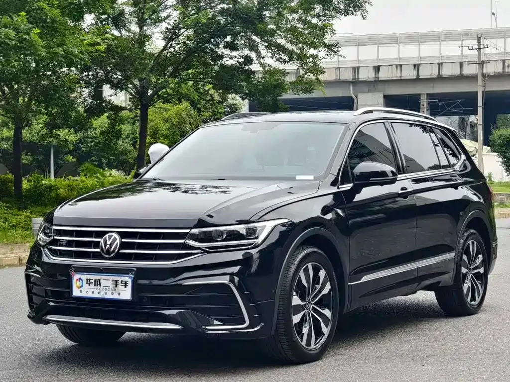 Volkswagen Tiguan L — фото 1