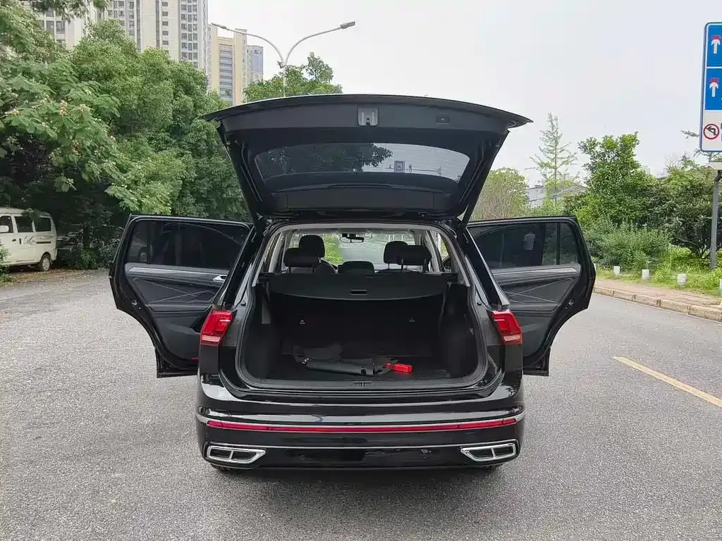 Volkswagen Tiguan L — фото 10