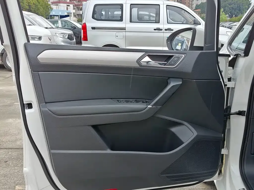 Volkswagen Touran 2022 из CN, фото 9